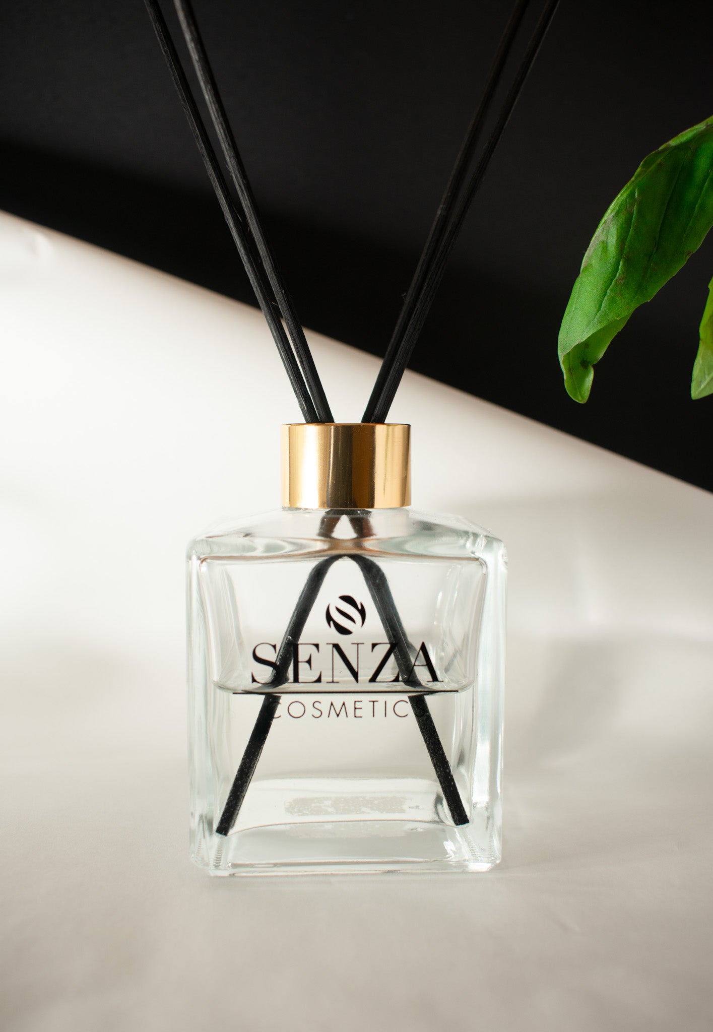 DIFFUSER BOTTLE - 200ml Diffuser  complete with plug, collar and 10 Fibre Reeds.
